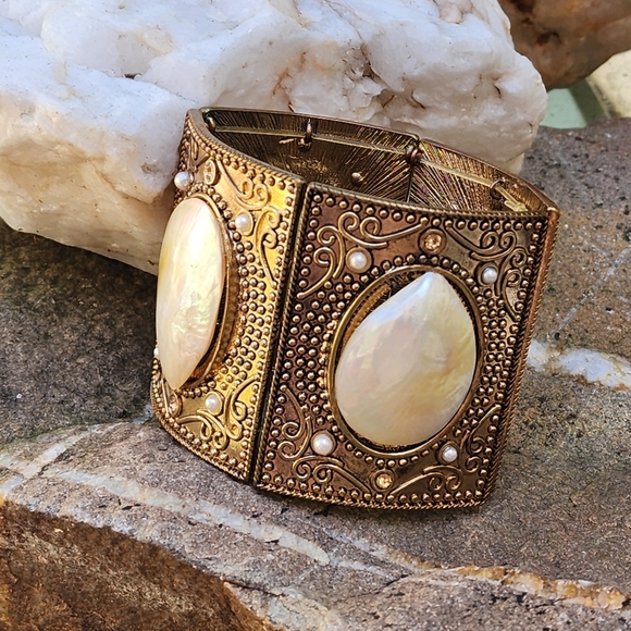 Natural Mother Of Pear Bracelet Vintage LARGE GOLDEN TRENDY LOOK - Picture 1 of 11
